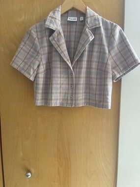 Aritzia Short-Sleeve Cropped Plaid Button-Up in Beige and Light Blue